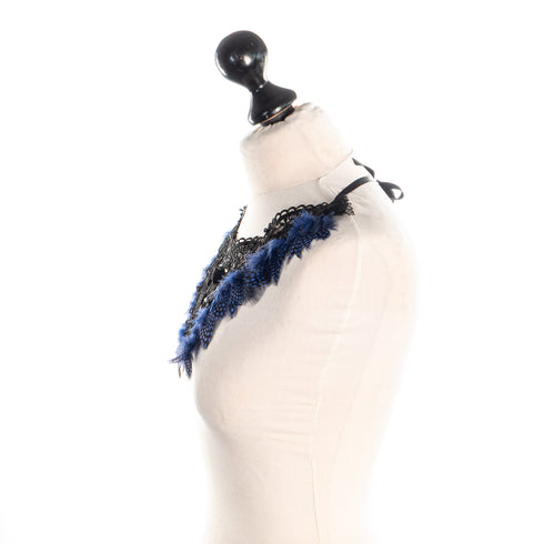 SiaLinda: Brustschmuck Azura, schwarze Spitze, blaue Federn und Strass Kristalle - SiaLinda.com